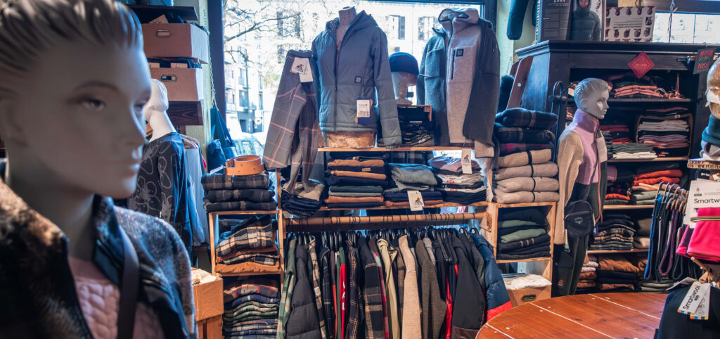 Abbigliamento e attrezzatura per l'outdoor da Passion Sport a Torino