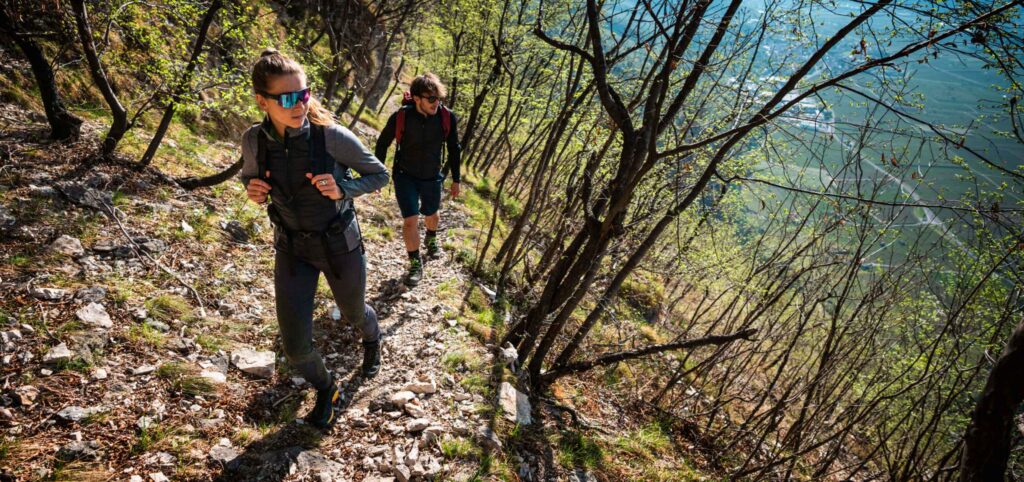 Foto di persone impegnate in un trekking e vestite con capi in lana Merinos