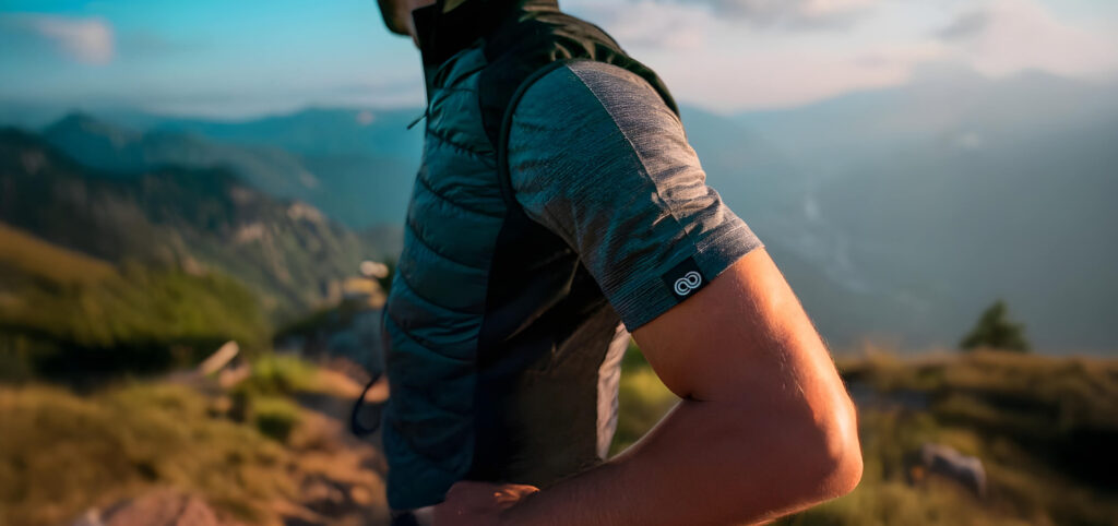 Foto di una t-shirt del marchio Rewoolution, disponibile da Passion Sport a Torino