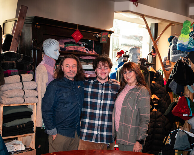Foto di Flavio, Nik e Paola, che gestiscono il negozio Passion Sport a Torino
