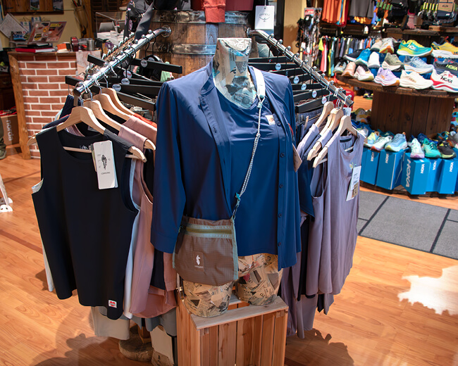 Abbigliamento tecnico per lo sport e il tempo libero, disponibile da Passion Sport a Torino