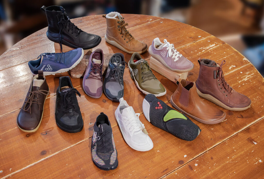 Foto di alcuni modelli uomo e donna delle scarpe Vivobarefoot