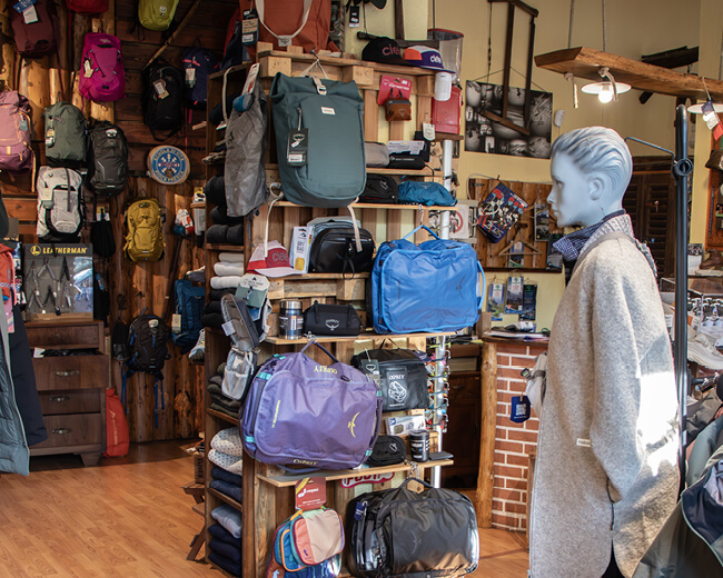 Foto dell'assortimento di zaini, borsoni e accessori Osprey, disponibili da Passion Sport a Torino