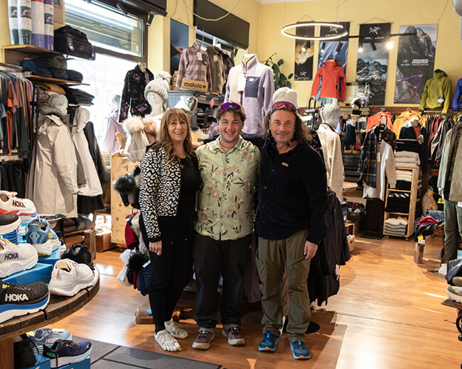 Foto di Paola, Nik e Flavio, che gestiscono il negozio Passion Sport a Torino