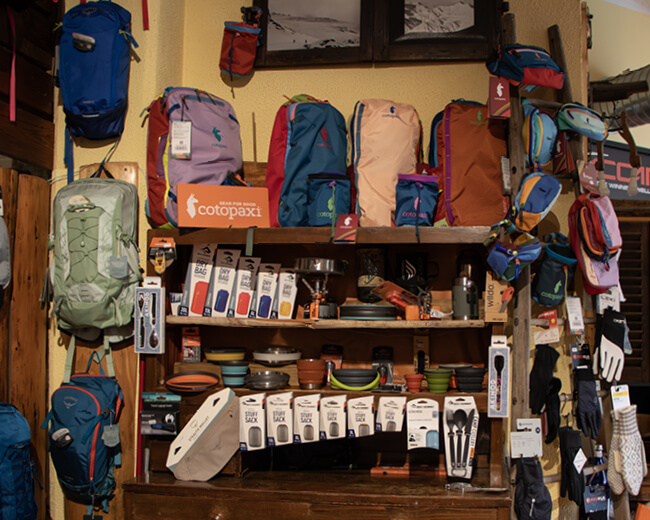 Foto di accessori e attrezzatura per trekking e cammini, da Passion Sport a Torino